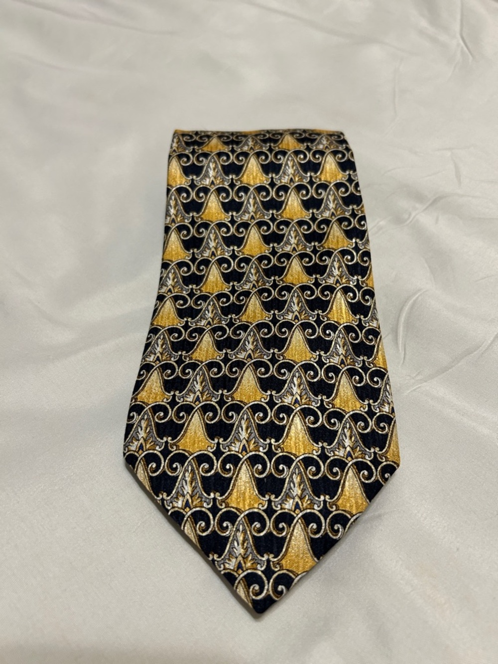 3/$30❄️Christmas in July Roundtree & Yorke gold black tie NWT